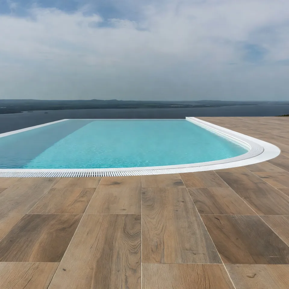 Piscina con suelo porcelánico antideslizante