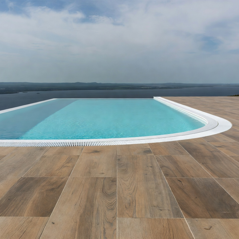 Piscina infinity con porcelánico efecto madera
